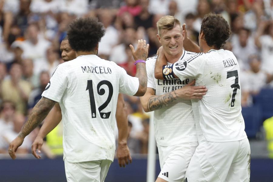 Toni Kroos volvió al Bernabéu y lo hizo con gol: Raúl se rinde ante el alemán en partido de leyendas del Real Madrid