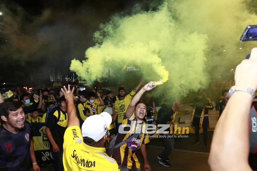 ¡Cánticos, locura y pasión! Los banderazos que le dieron aficionados de Real España y Olimpia a sus jugadores