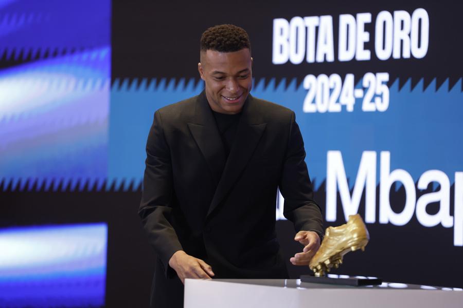 Mbappé recibió la Bota de Oro: lo que dijo tras ganar el premio, quiénes lo acompañaron y el mensaje de Sergio Ramos