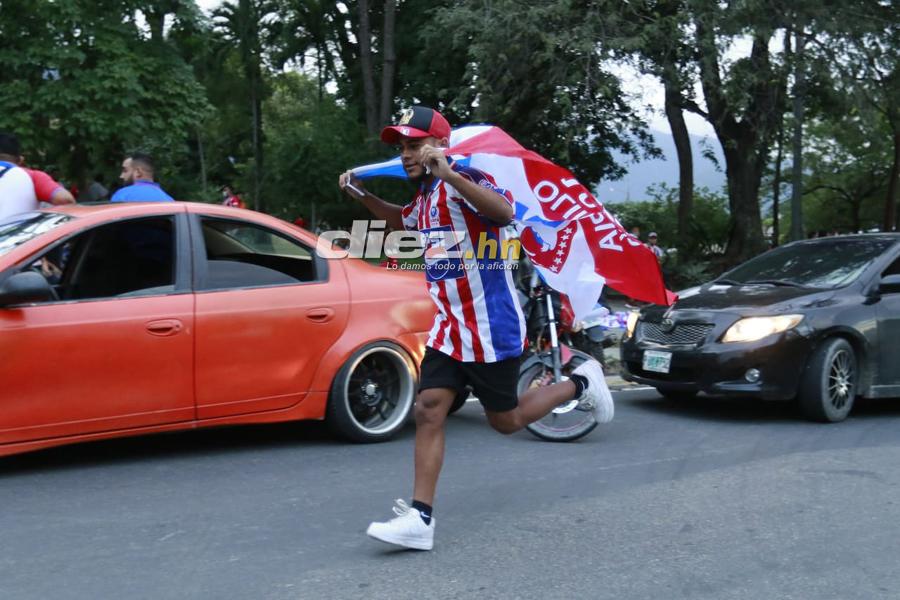 ¡Cánticos, locura y pasión! Los banderazos que le dieron aficionados de Real España y Olimpia a sus jugadores