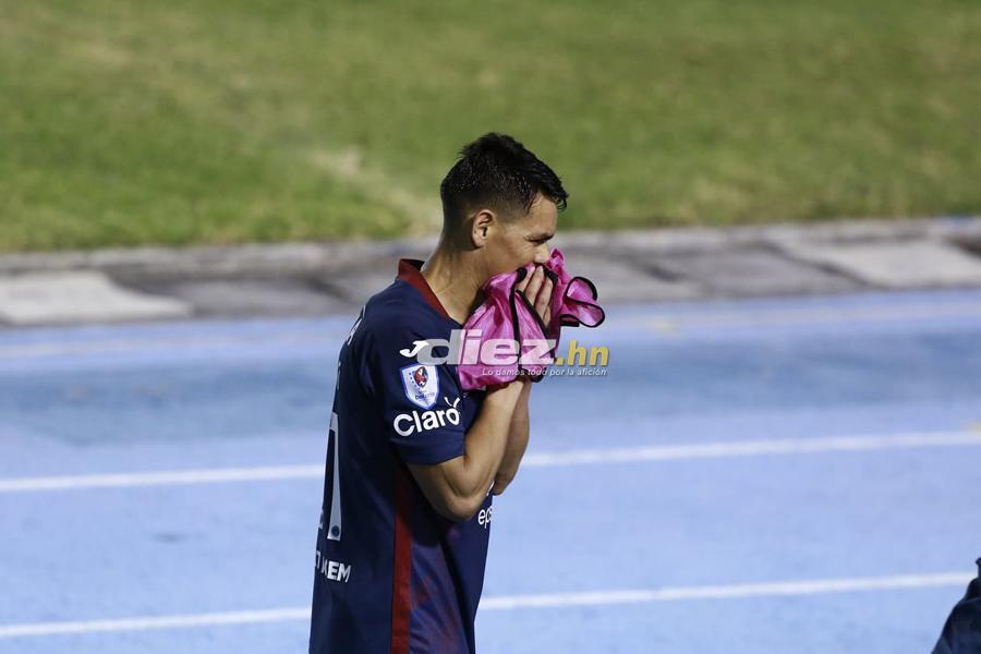 Caras largas y bronca en Motagua, el festejo de Comunicaciones y Júnior Lacayo con la bandera de Honduras