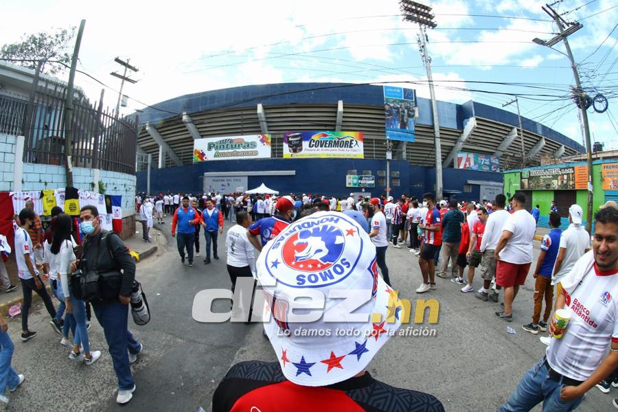 ¡Leones, banderas y selfies! Tegucigalpa se viste de fiesta con la final del fútbol hondureño Olimpia vs. Real España