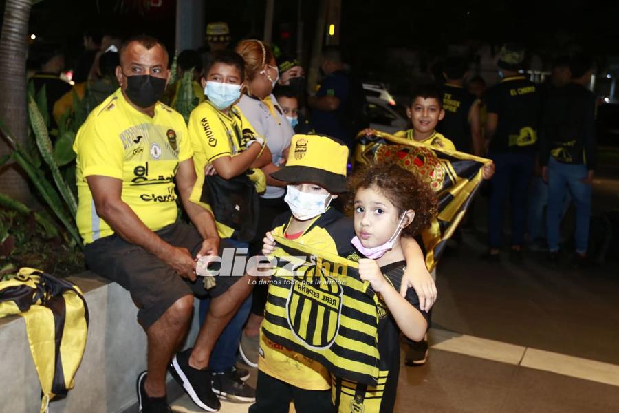 ¡Cánticos, locura y pasión! Los banderazos que le dieron aficionados de Real España y Olimpia a sus jugadores