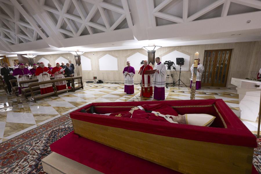 El Vaticano publicó las imágenes del papa Francisco en un ataúd de madera y confirma la fecha de su funeral