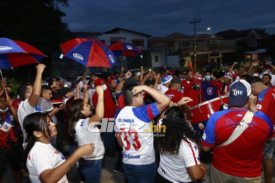 ¡Cánticos, locura y pasión! Los banderazos que le dieron aficionados de Real España y Olimpia a sus jugadores