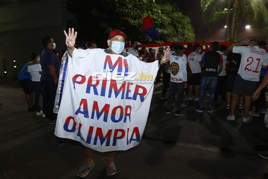 ¡Cánticos, locura y pasión! Los banderazos que le dieron aficionados de Real España y Olimpia a sus jugadores