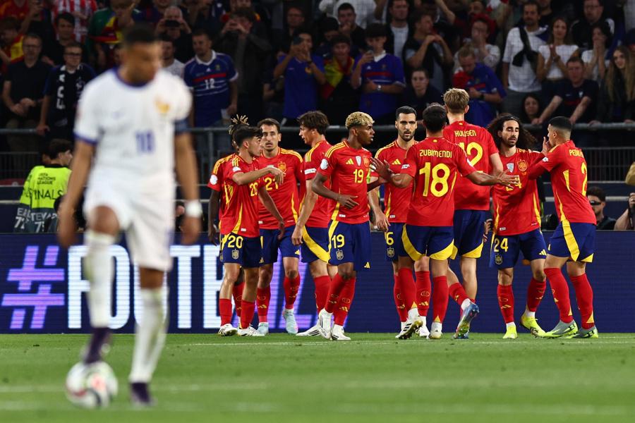 Lamine Yamal destrozó a Mbappé y festeja a lo Cristiano Ronaldo; Francia vivió una pesadilla frente a España