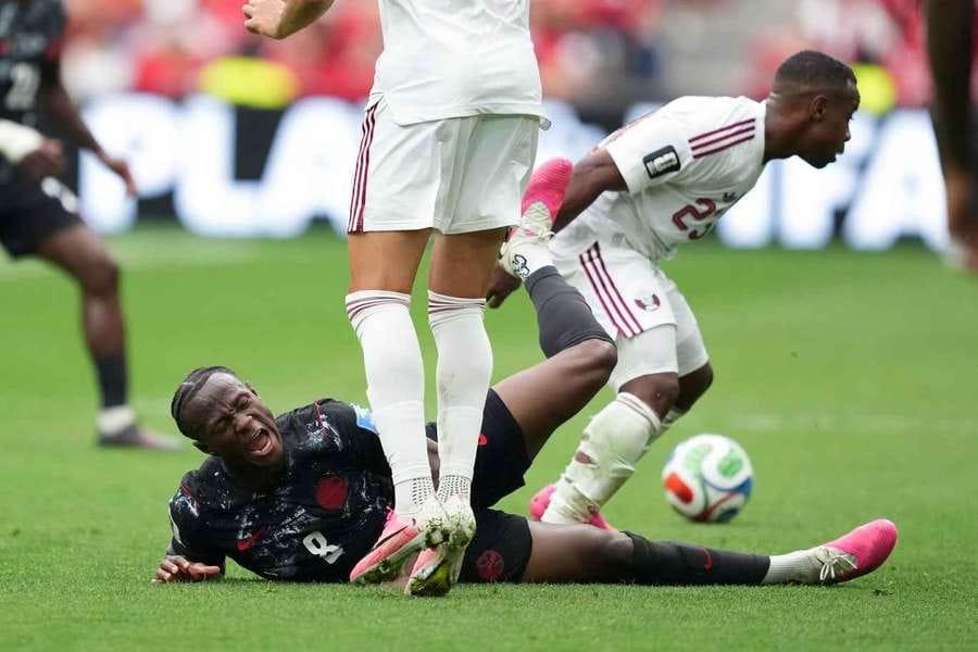 Lesionó a un rival y FIFA le impone un histórico castigo que sacude al Mundial