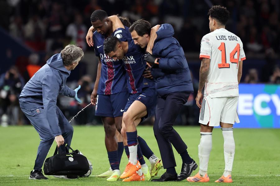 Es terrible: Luis Díaz provoca grave lesión a Hakimi en la Champions; el jugador del PSG se marcha llorando
