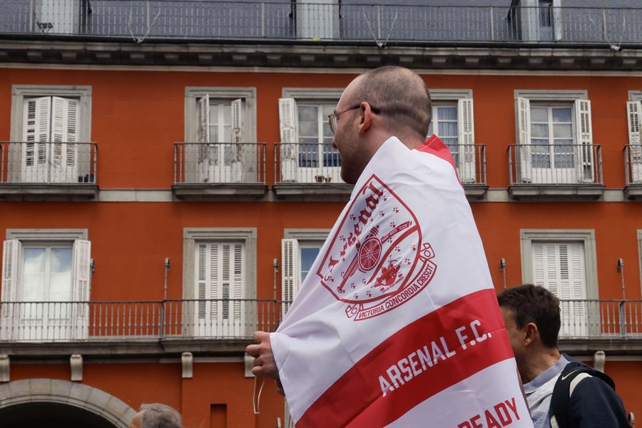 ¡Apoteósico recibimiento al Real Madrid! Los ingleses se toman la capital y Roncero, el primero en el estadio