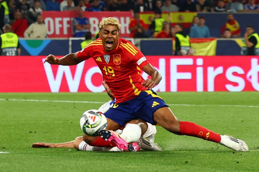 Lamine Yamal destrozó a Mbappé y festeja a lo Cristiano Ronaldo; Francia vivió una pesadilla frente a España