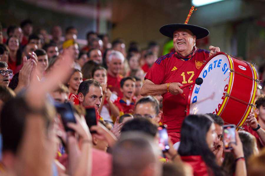 Murió Manolo, el aficionado más popular de España que viajaba con un bombo: asistió a 10 Mundiales y ocho Eurocopas