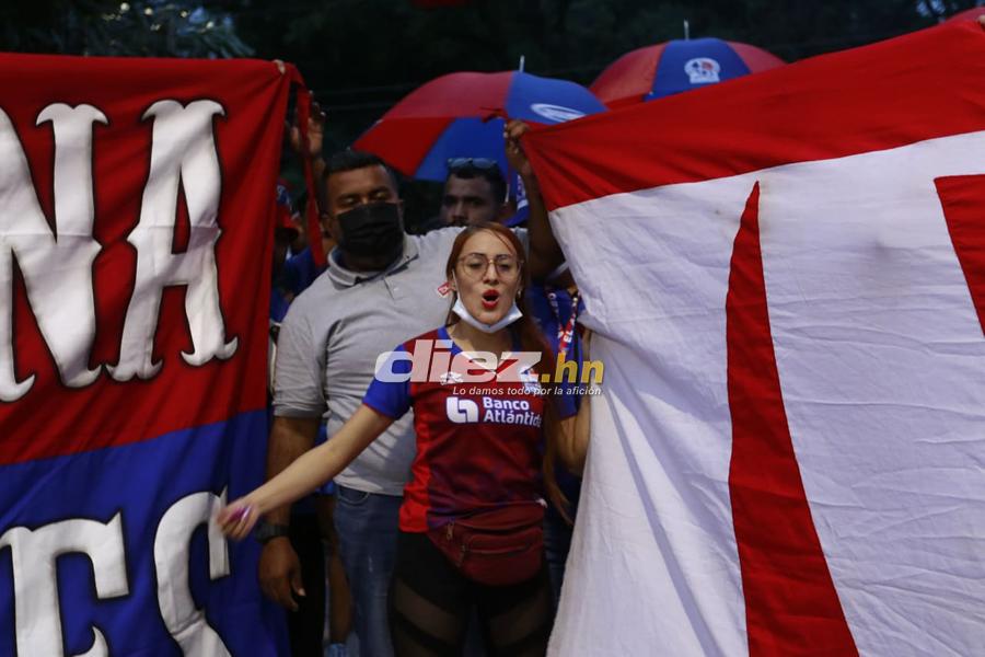 ¡Cánticos, locura y pasión! Los banderazos que le dieron aficionados de Real España y Olimpia a sus jugadores