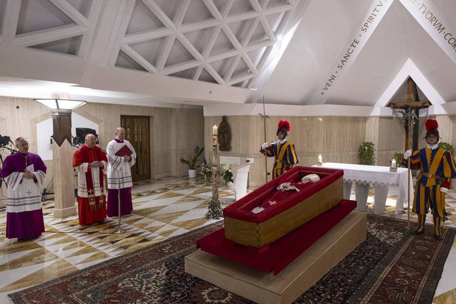 El Vaticano publicó las imágenes del papa Francisco en un ataúd de madera y confirma la fecha de su funeral