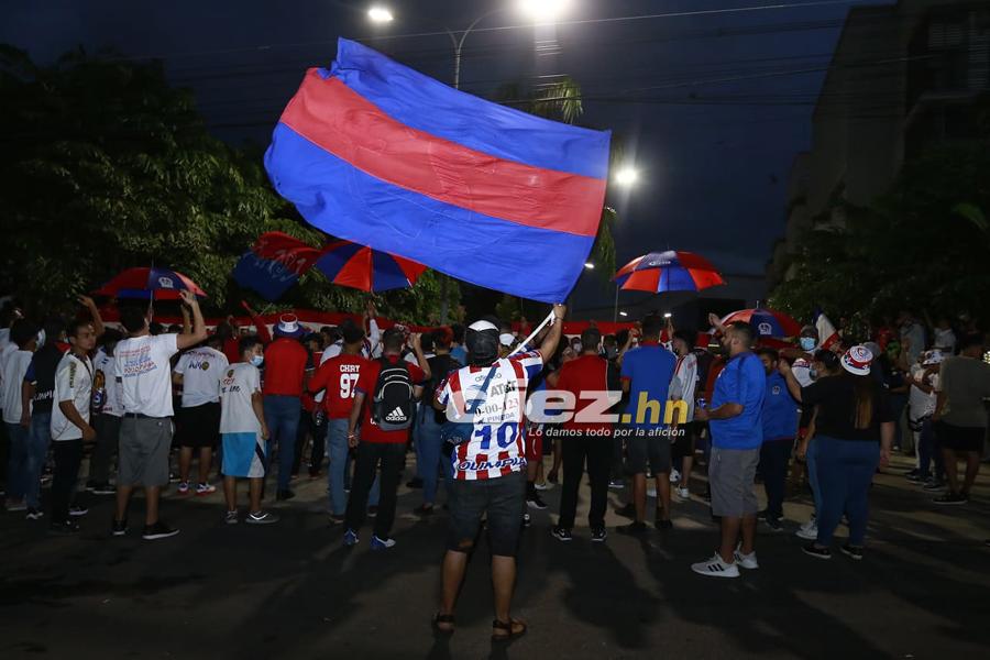¡Cánticos, locura y pasión! Los banderazos que le dieron aficionados de Real España y Olimpia a sus jugadores