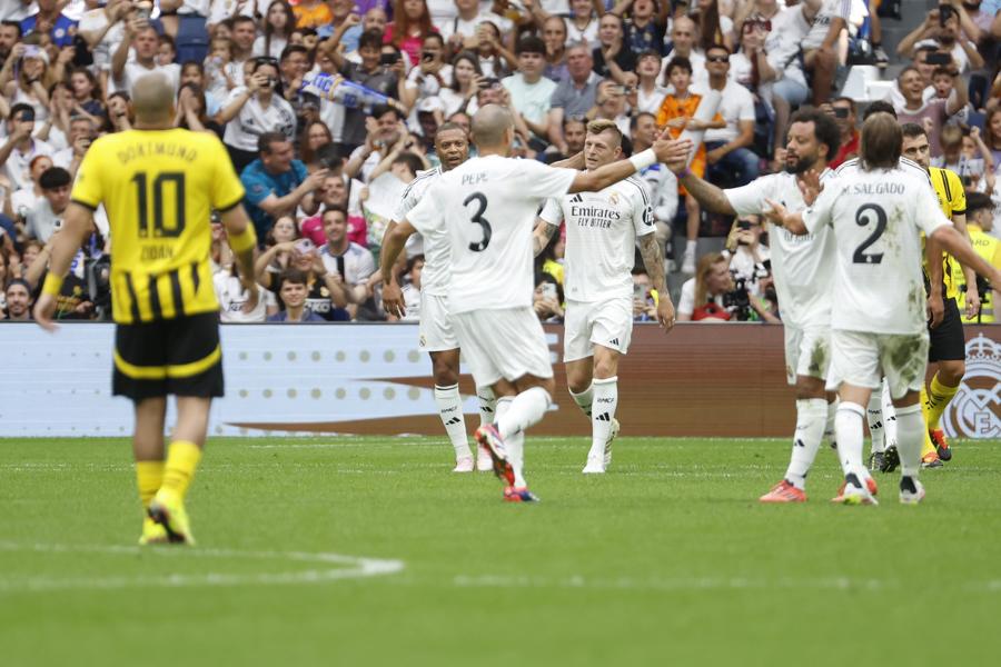 Toni Kroos volvió al Bernabéu y lo hizo con gol: Raúl se rinde ante el alemán en partido de leyendas del Real Madrid