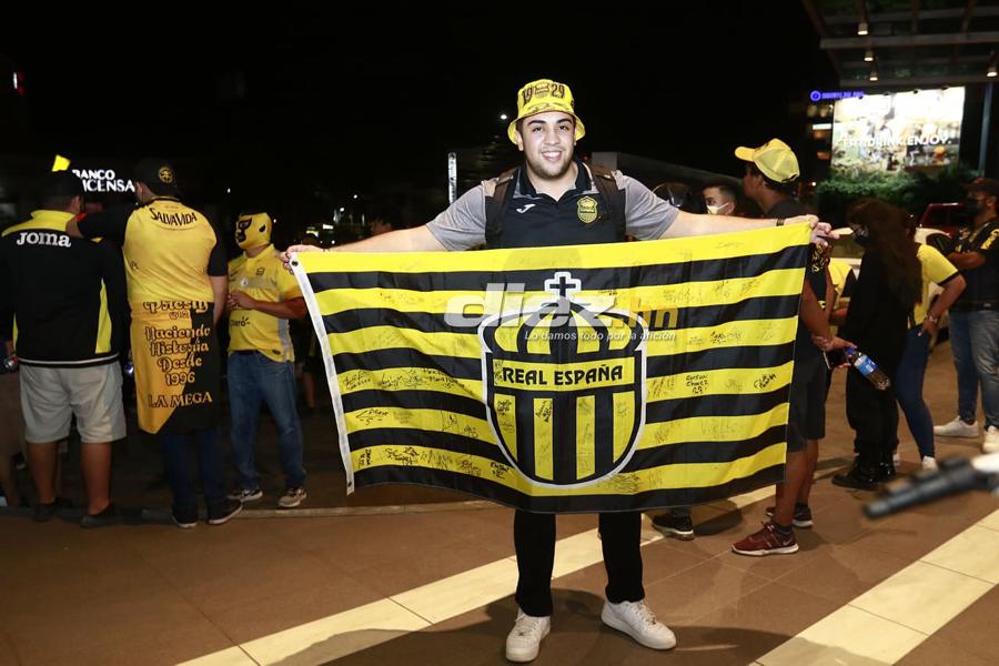 ¡Cánticos, locura y pasión! Los banderazos que le dieron aficionados de Real España y Olimpia a sus jugadores