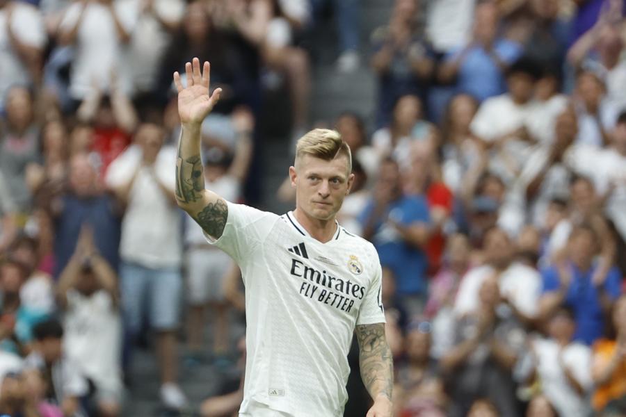 Toni Kroos volvió al Bernabéu y lo hizo con gol: Raúl se rinde ante el alemán en partido de leyendas del Real Madrid