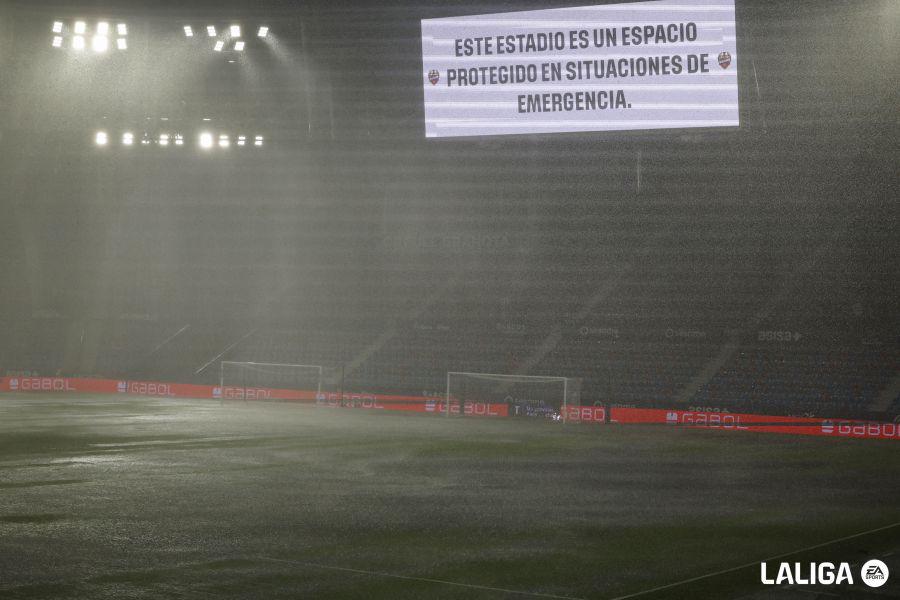 Impactantes imágenes del aguacero que aplazó un partido de LaLiga