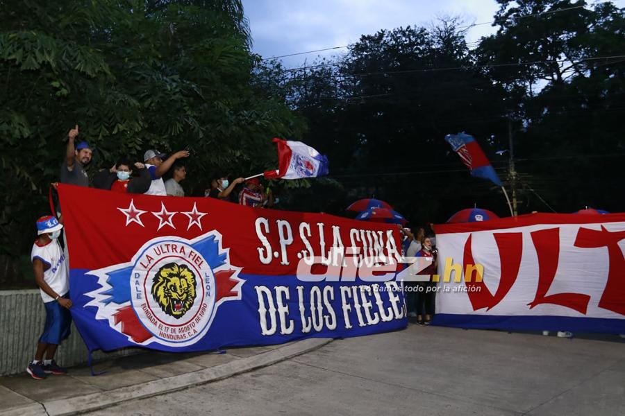 ¡Cánticos, locura y pasión! Los banderazos que le dieron aficionados de Real España y Olimpia a sus jugadores