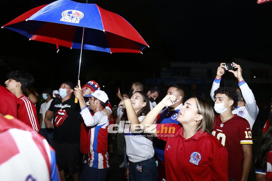 ¡Cánticos, locura y pasión! Los banderazos que le dieron aficionados de Real España y Olimpia a sus jugadores