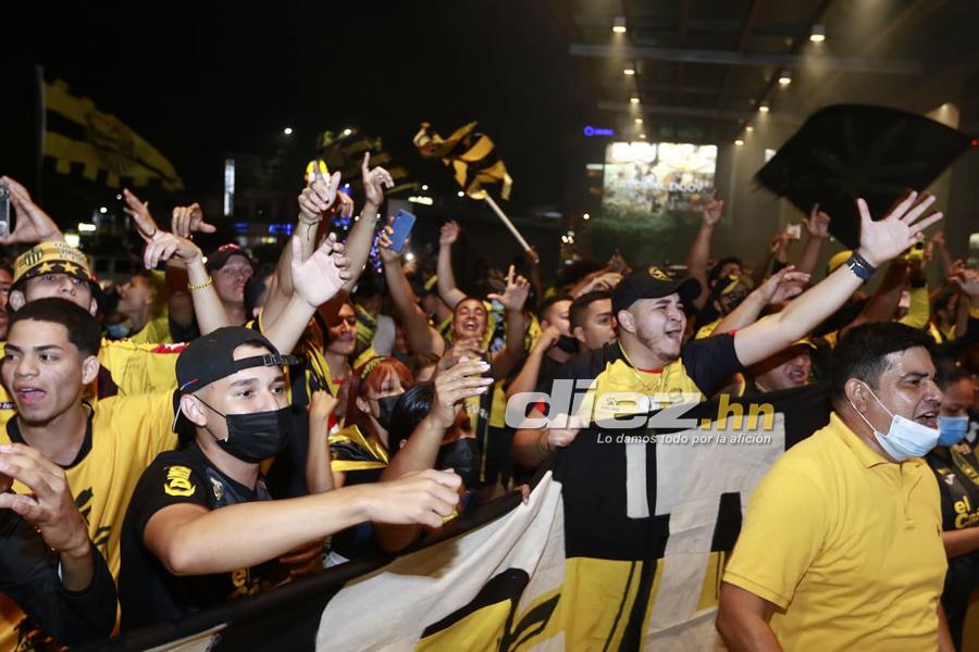 ¡Cánticos, locura y pasión! Los banderazos que le dieron aficionados de Real España y Olimpia a sus jugadores