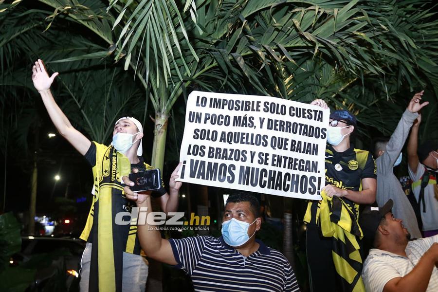 ¡Cánticos, locura y pasión! Los banderazos que le dieron aficionados de Real España y Olimpia a sus jugadores