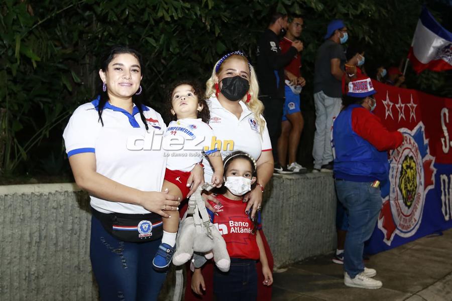 ¡Cánticos, locura y pasión! Los banderazos que le dieron aficionados de Real España y Olimpia a sus jugadores