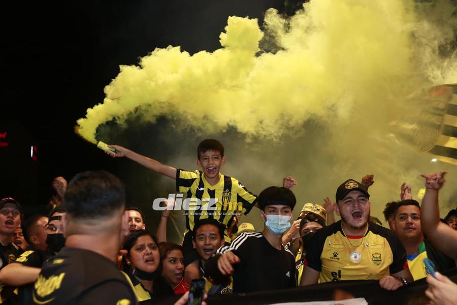 ¡Cánticos, locura y pasión! Los banderazos que le dieron aficionados de Real España y Olimpia a sus jugadores