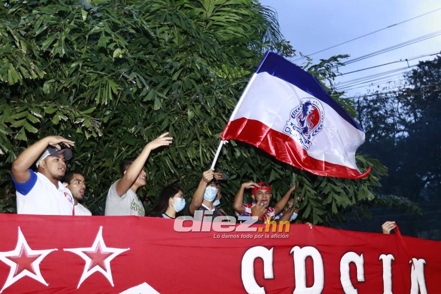 ¡Cánticos, locura y pasión! Los banderazos que le dieron aficionados de Real España y Olimpia a sus jugadores