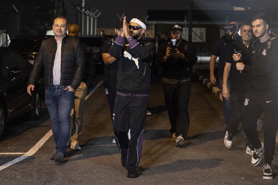 Llegó en helicóptero, su dorsal y locura de los hinchas: Así fue la presentación de Memphis Depay con el Corinthians de Brasil