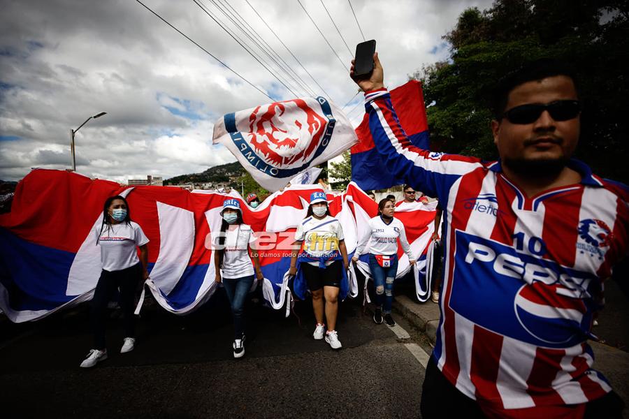 ¡Leones, banderas y selfies! Tegucigalpa se viste de fiesta con la final del fútbol hondureño Olimpia vs. Real España