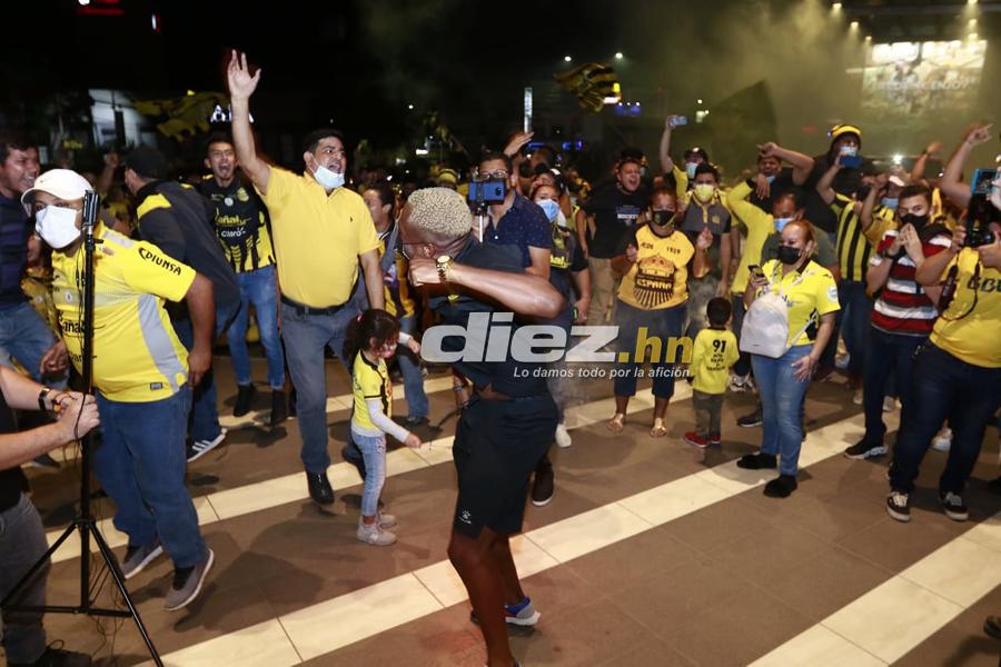 ¡Cánticos, locura y pasión! Los banderazos que le dieron aficionados de Real España y Olimpia a sus jugadores