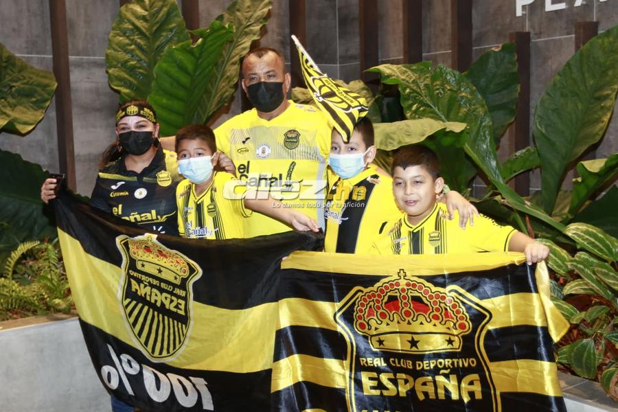 ¡Cánticos, locura y pasión! Los banderazos que le dieron aficionados de Real España y Olimpia a sus jugadores