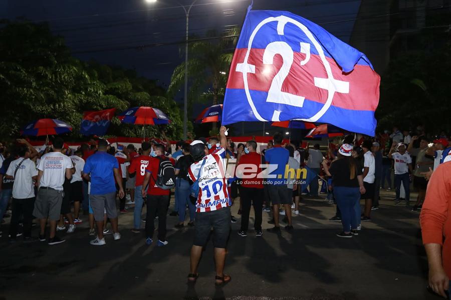 ¡Cánticos, locura y pasión! Los banderazos que le dieron aficionados de Real España y Olimpia a sus jugadores