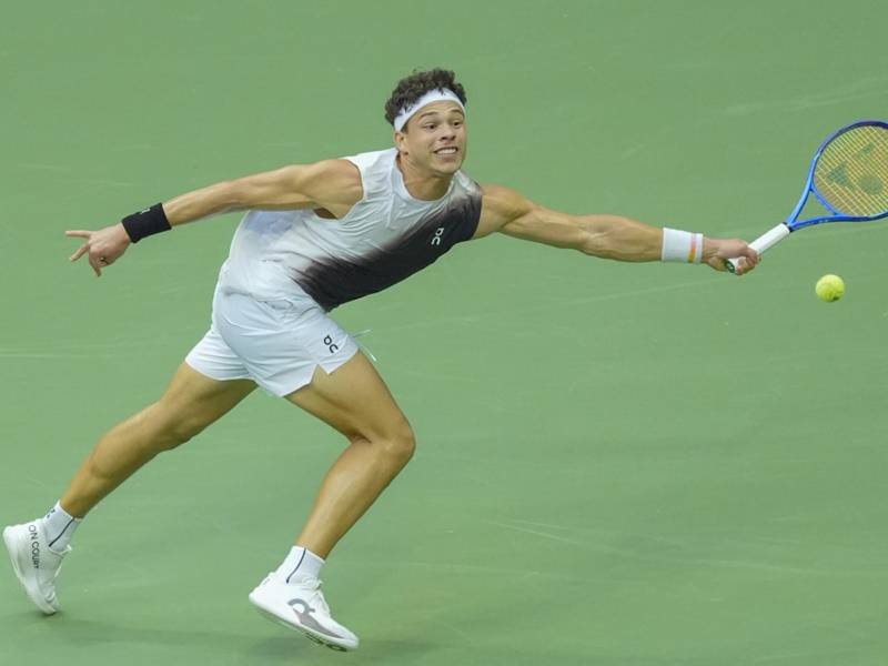 Ben Shelton de Estados Unidos devuelve una bola ante Alexander Zverev de Alemania en la final del Abierto de Estados Unidos.