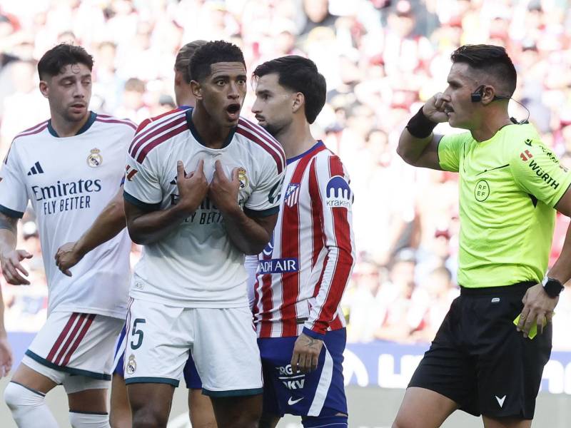 El centrocampista del Real Madrid Jude Bellingham protesta una acción durante el partido de LaLiga EA Sports entre Atlético de Madrid y Real Madrid