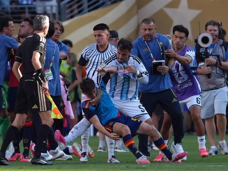 Leandro Paredes se fue contra Gavi tras el pitazo final de la Copa del Mundo.