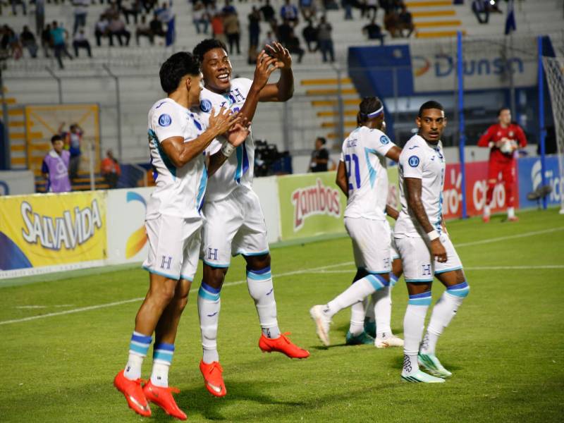 Dereck Moncada anotó su primer gol con la Selección de Honduras ante Surinam.