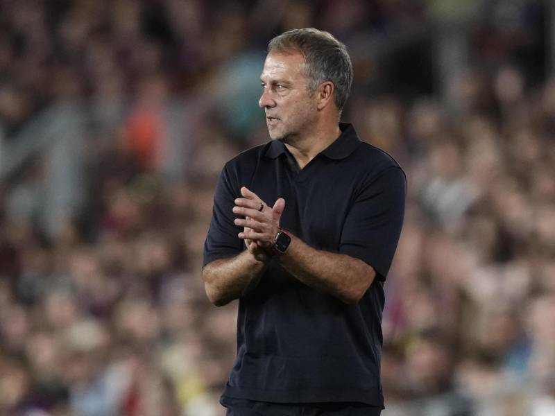 El entrenador del Barcelona, el alemán Hansi Flick, durante el partido de la primera jornada de LaLiga que FC Barcelona y Athletic Club de Bilbao disputan este jueves en el Camp Nou.