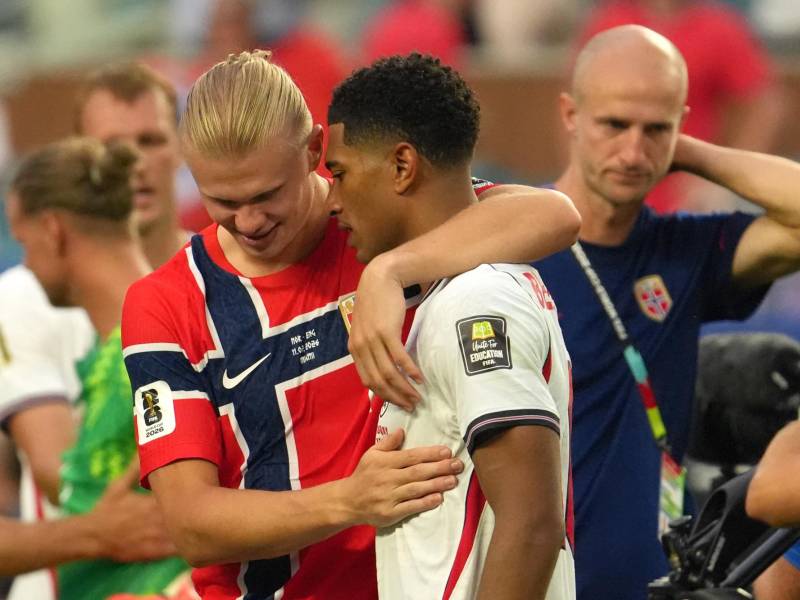Erling Haaland saluda a Jude Bellingham tras finalizar un partido de cuartos de final del Mundial de la FIFA 2026 entre Noruega e Inglaterra.