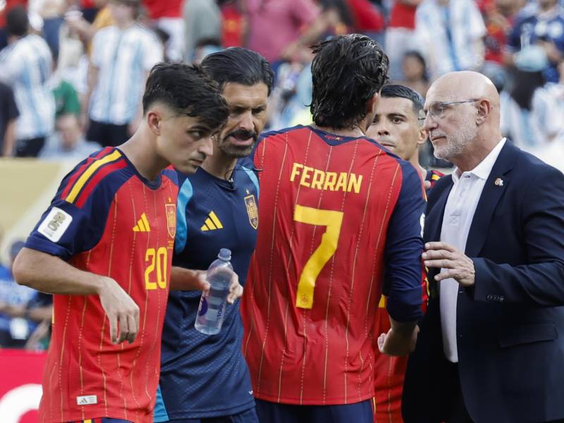 El seleccionador de España Luis de la Fuente (d) da indicaciones este domingo, en la final del Mundial de la FIFA 2026 entre España y Argentina en el estadio MetLife en East Rutherford (NJ, EE.UU.)