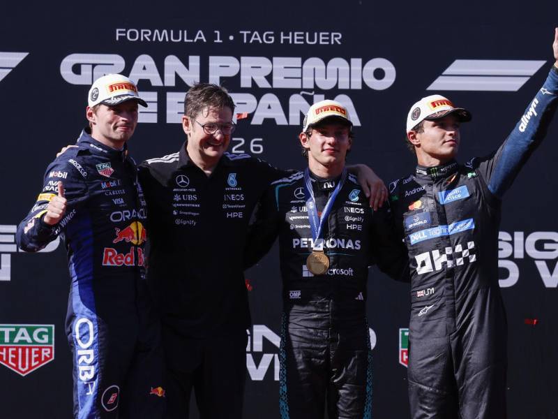El neerlandés Max Verstappen (Red Bull) (i), que finalizó segundo, junto al inglés Lando Norris (McLaren) (d), tercero, y el italiano Andrea Kimi Antonelli (Mercedes) (2d), que ganó este domingo el Gran Premio de España.