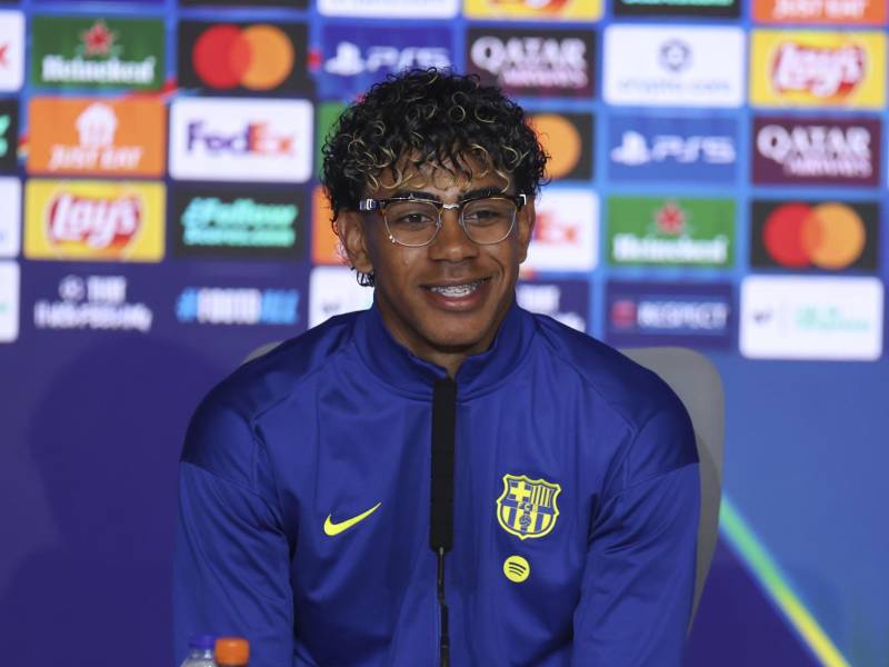 El delantero del Barcelona, Lamine Yamal, durante la rueda de prensa ofrecida este lunes en el estadio Metropolitano, en la víspera del partido de vuelta de cuartos de final de la Champions League que disputan ante el Atlético de Madrid.