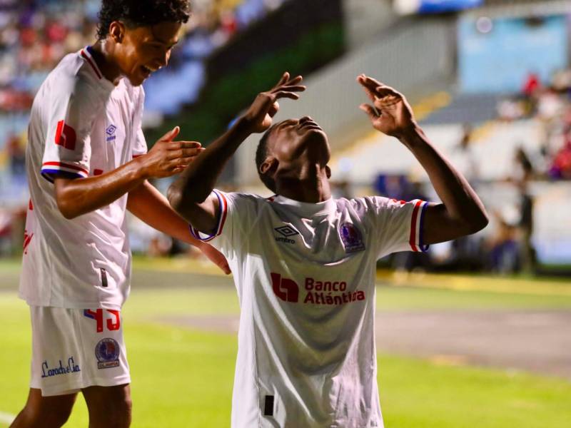 Jeremy Rodríguez firmó un doblete en una noche mágica para él en el Estadio Nacional Chelato Uclés.