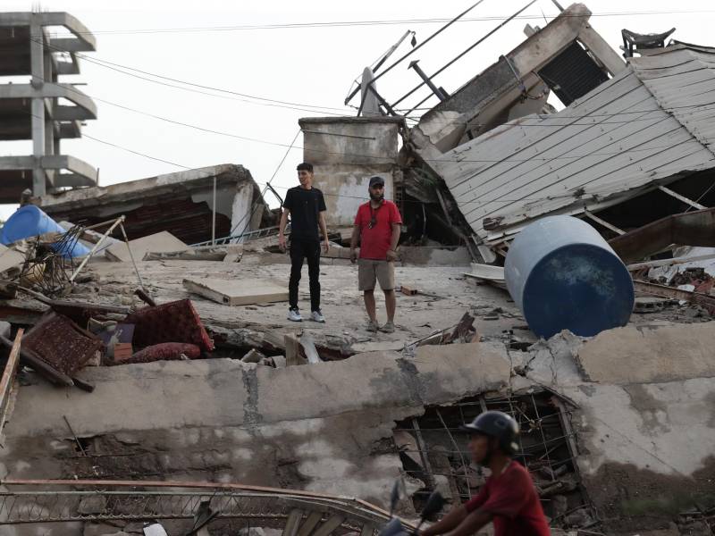 Residentes observan los destrozos causados en uno de los edificios dañados por los terremotos, en la localidad de Catia La Mar, en el estado costero de La Guaira (Venezuela) este jueves.