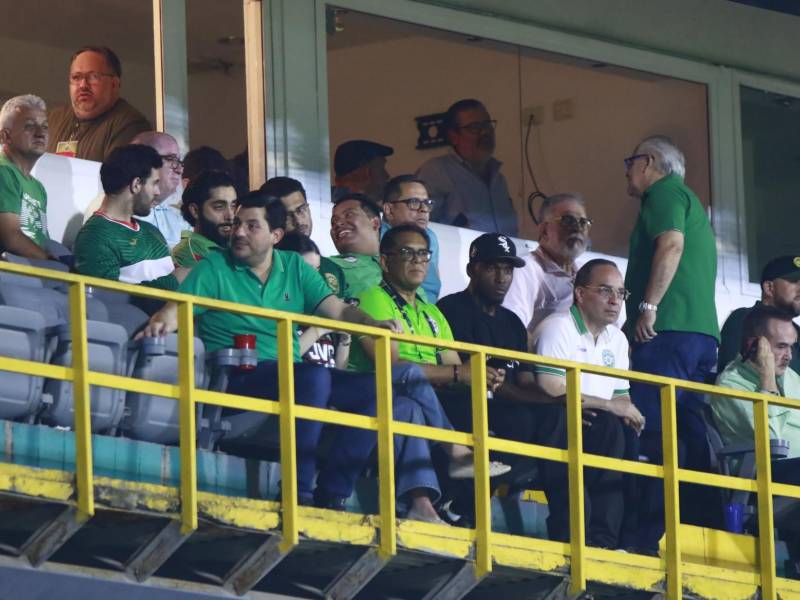 Daniel Otero, presidente de Marathón (camisa blanca), observa el partido frente al Alianza en el estadio Morazán.