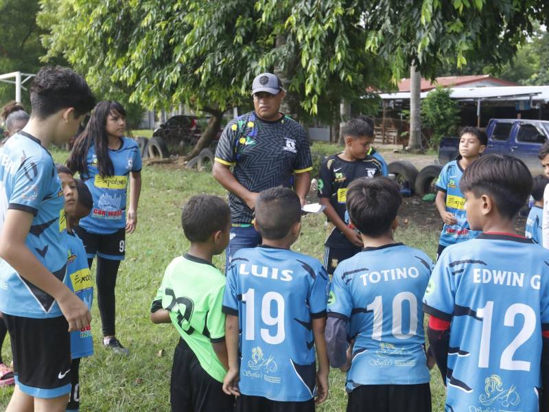 Ahora Héctor Gutiérrez tiene, junto a Danilo Velásquez, una escuela de fútbol en El Progreso.