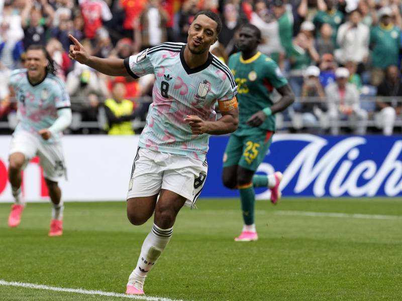 Youri Tielemans celebra después de marcar el gol de la victoria 3-2 durante el partido de dieciseisavos de final del Mundial 2026 entre Bélgica y Senegal