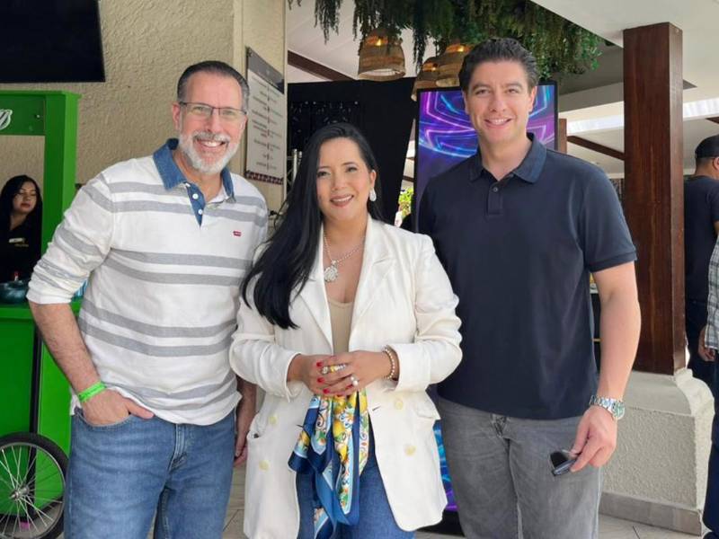 Mauricio Kawas, Director general de TDTV, Indira Ortiz Gerente de mercadeo Betcris y Sergio Gómez Gerente General Hotel Clarion.